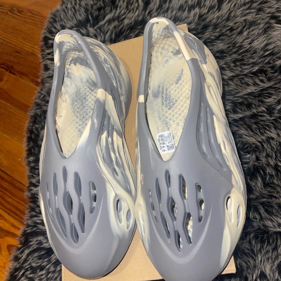 ❌SOLD❌YEEZY Foam Runner Moon Grey - Picture 2 of 9